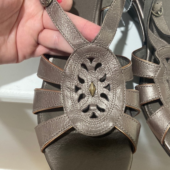 CLARKS Bendables Leather Wedge Sandals Bronze color Women's Size 11m EUC - Picture 3 of 17